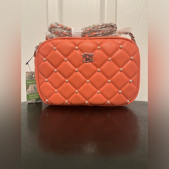 ⭐️ NWT Badgley Mischka Diamond Quilted Camera Crossbody Bag with Pearls ⭐️ - Picture 1 of 11